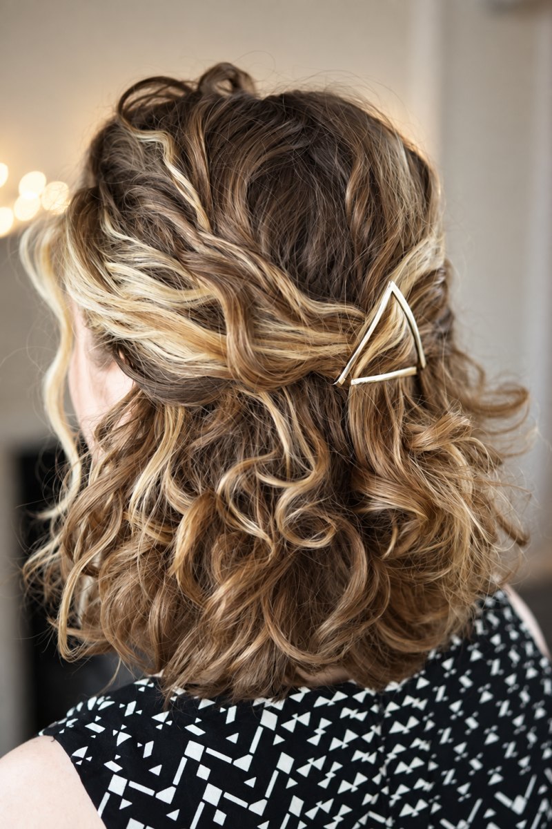 Attache facile cheveux bouclés mi longs