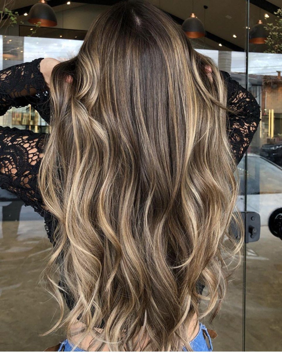 Balayage beige cheveux bruns longs