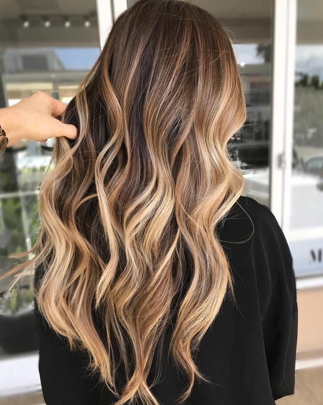 Cheveux longs ondulés caramel lumineux