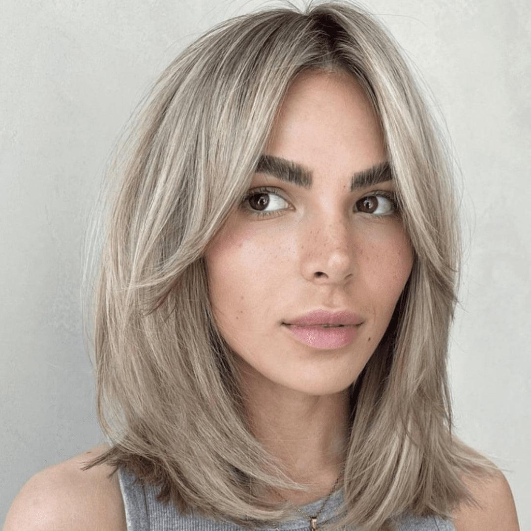 Coupe mi-longue blond beige
