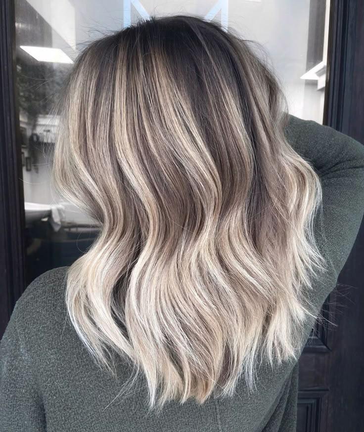 Racines foncées blond cendré