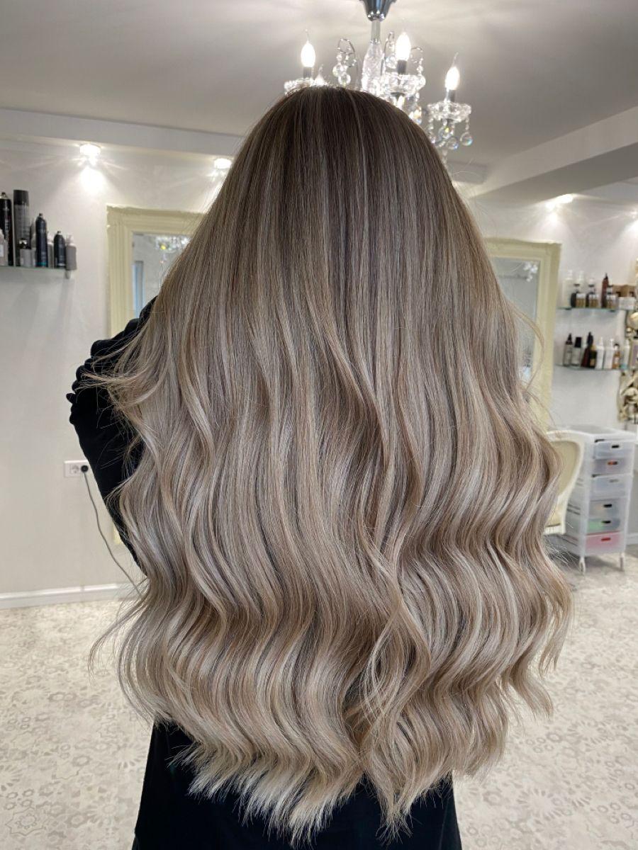 Cheveux longs blond beige cendré froid