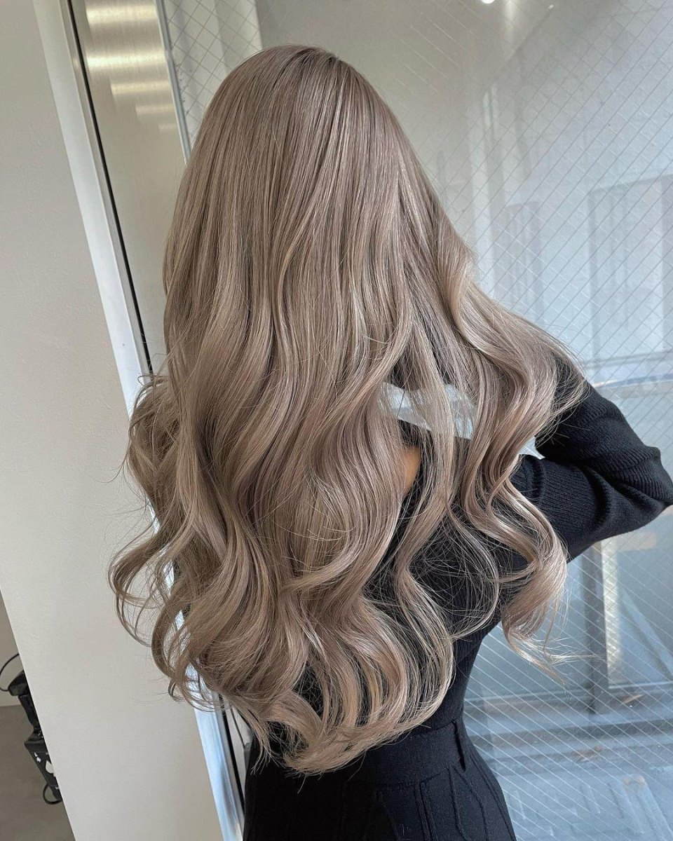 Cheveux ondulés blond froid