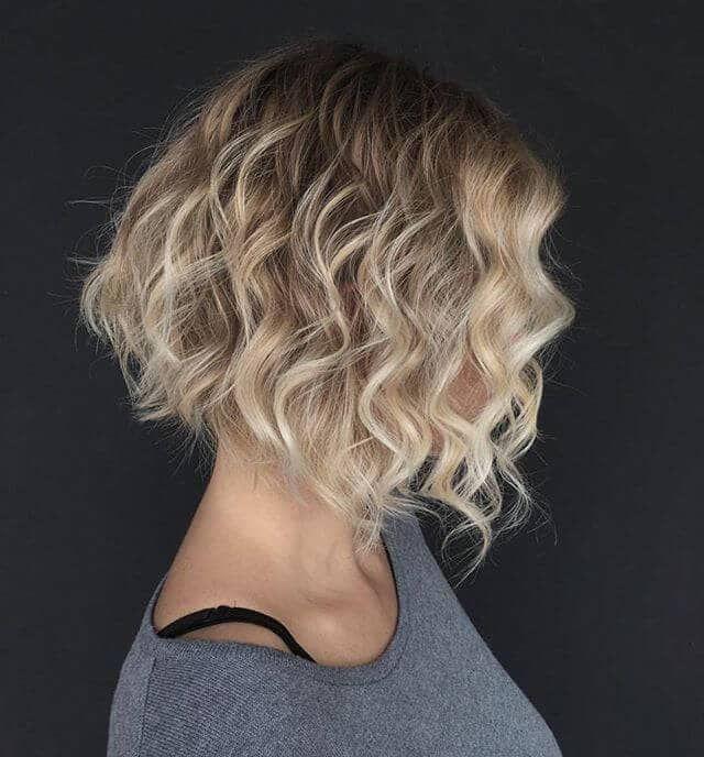 Bob blond avec boucles légères