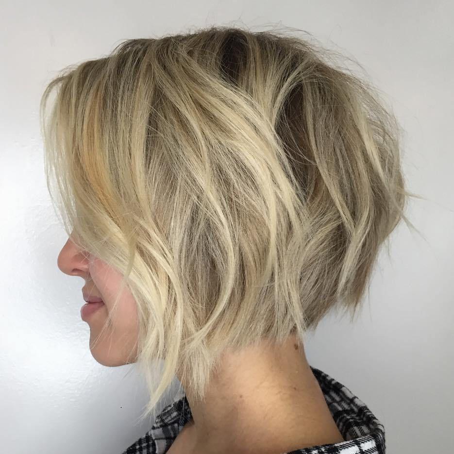 Bob blond coiffé décoiffé