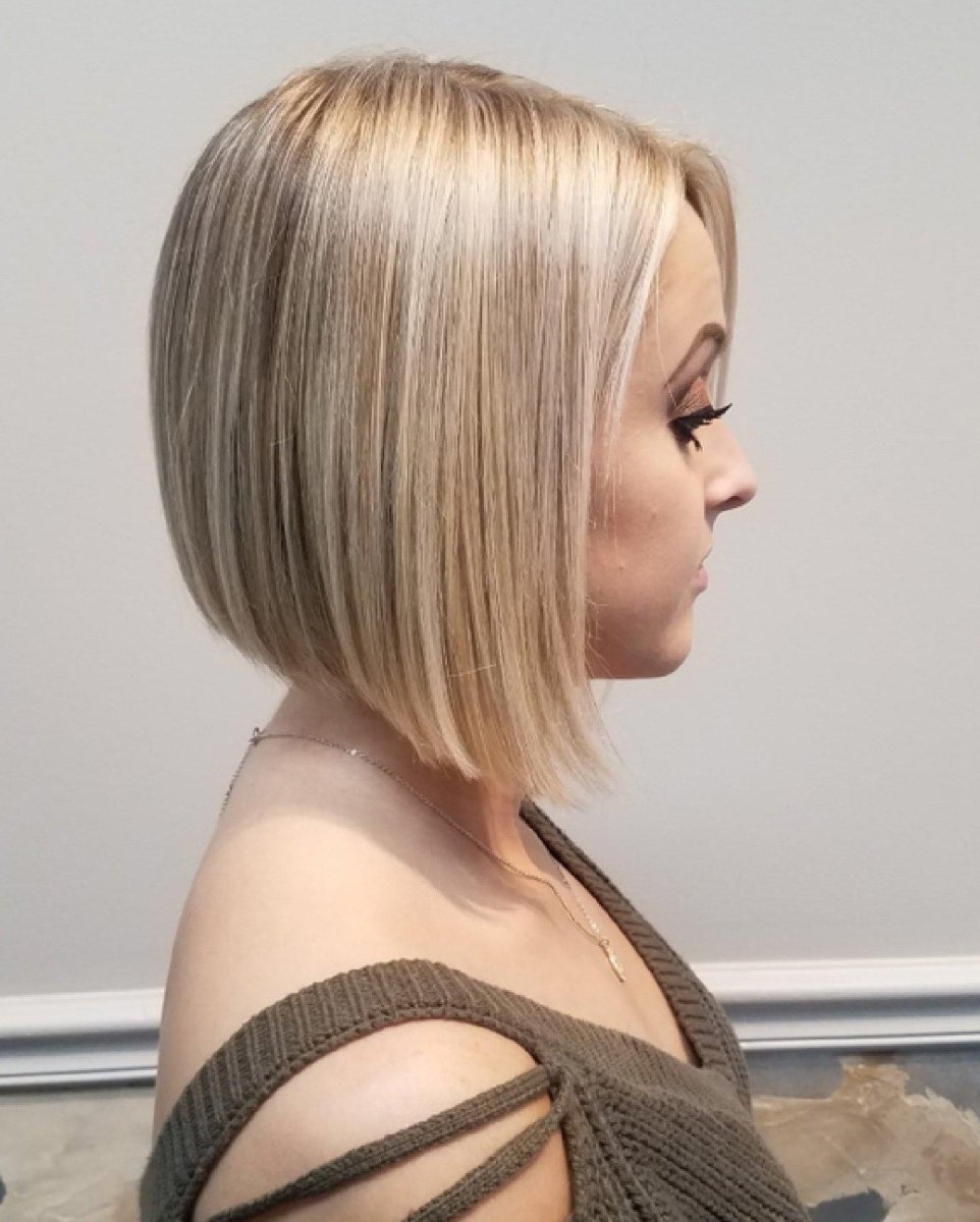Bob plongeant blond lisse chic
