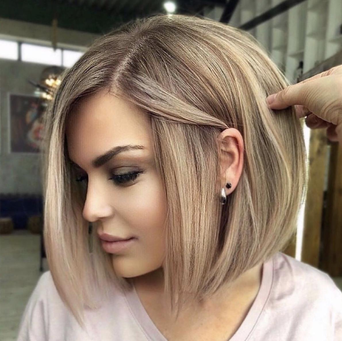 Bob blond visage rond