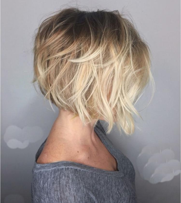 Bob plongeant dégradé cheveux fins : volume et style