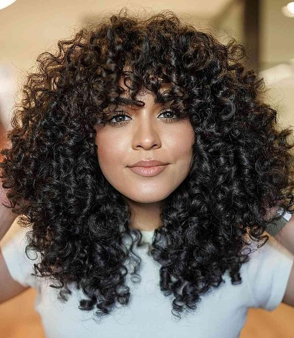 Coiffure cheveux bouclés naturels idées et conseils