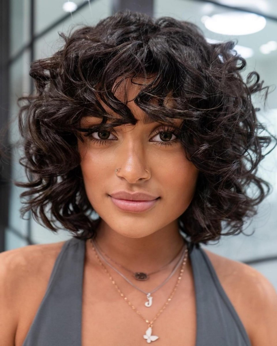 Carré dégradé frange cheveux bouclés
