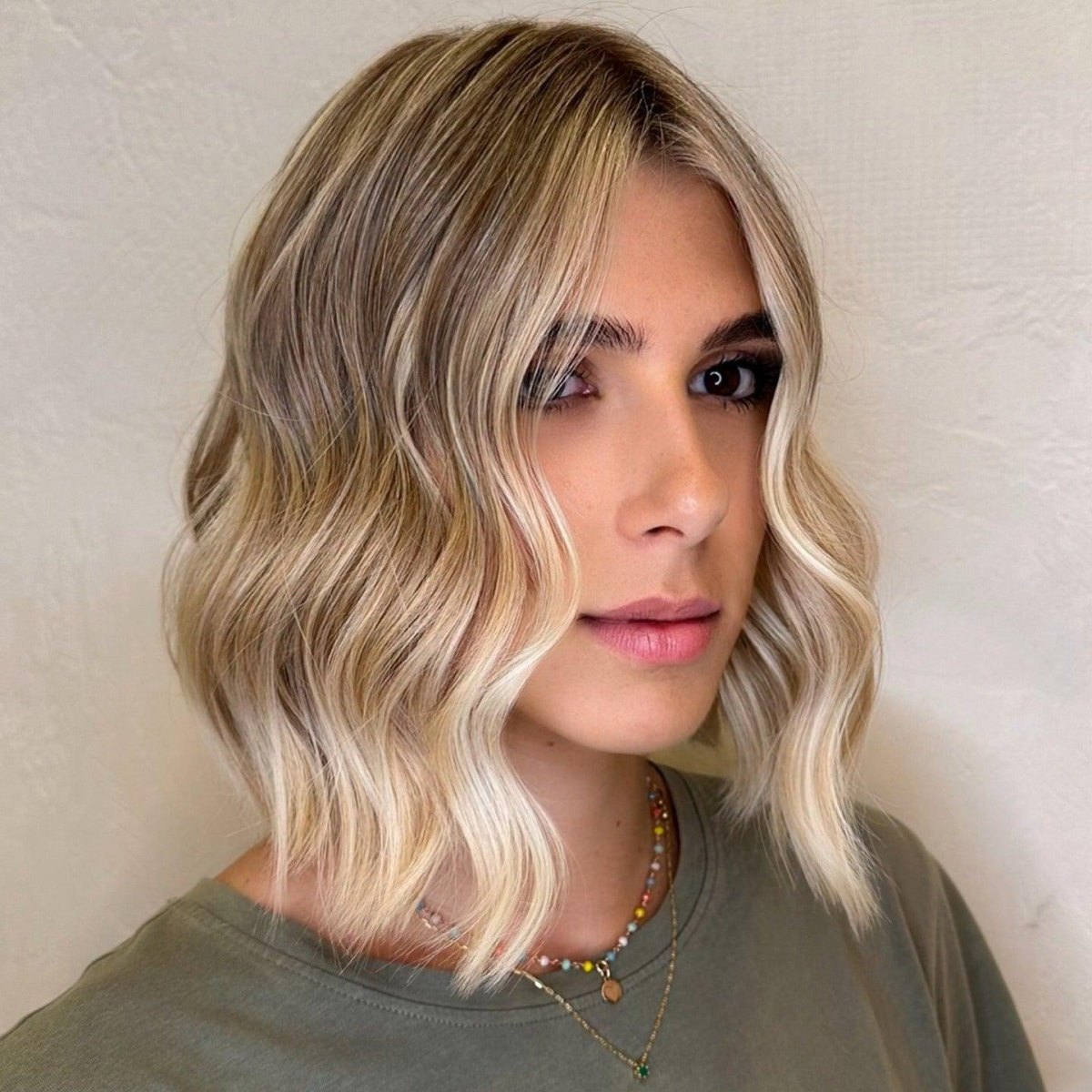 Carré ondulé blond lumineux