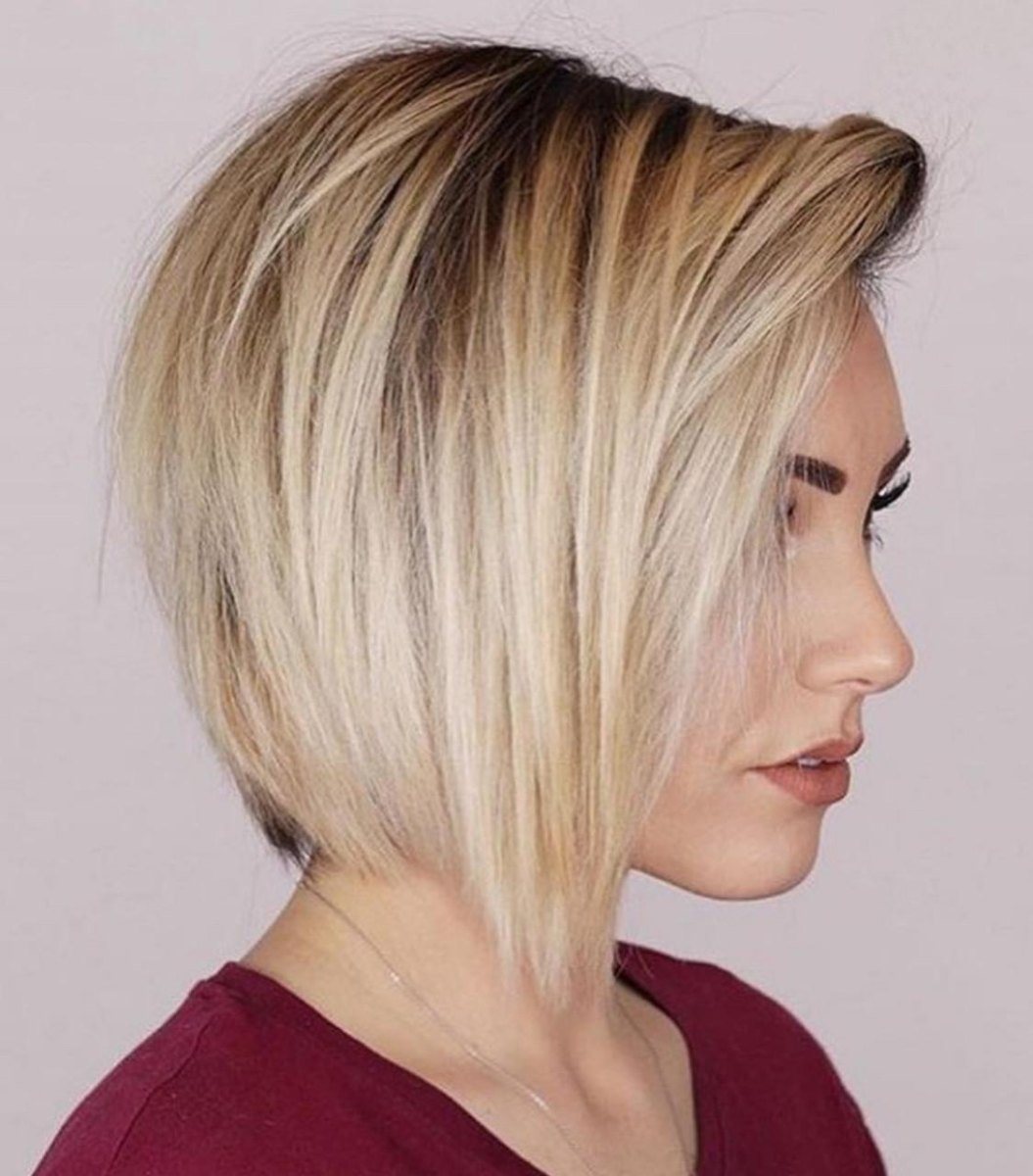 Carré plongeant court blond