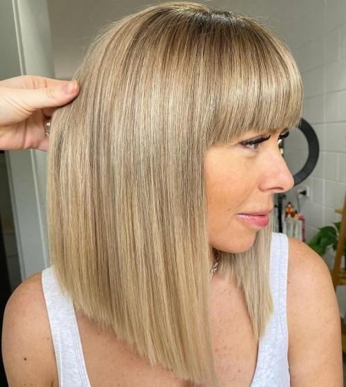 Carré plongeant long blond frange