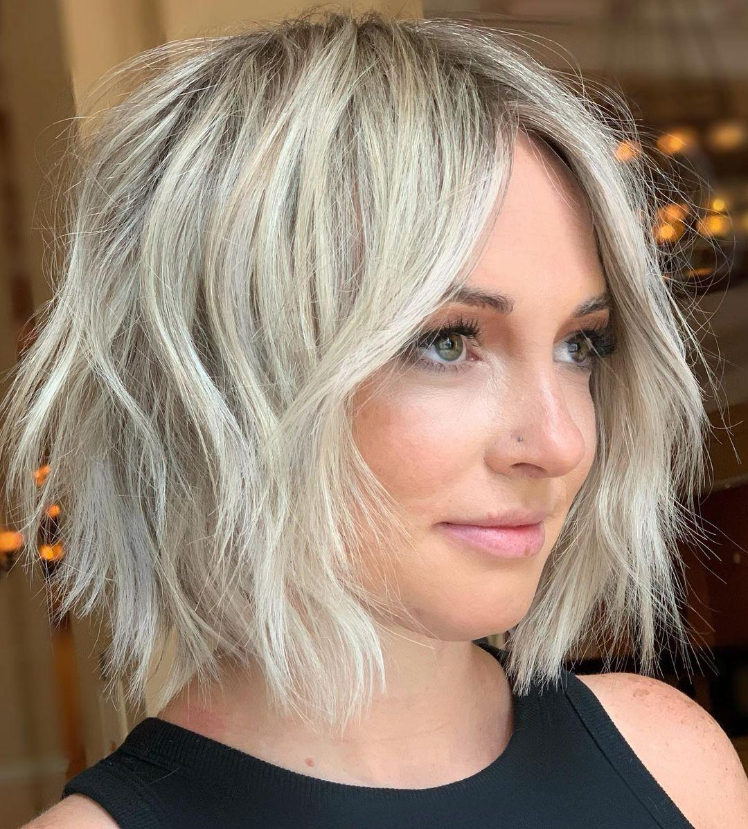 Carré shaggy blond cheveux fins