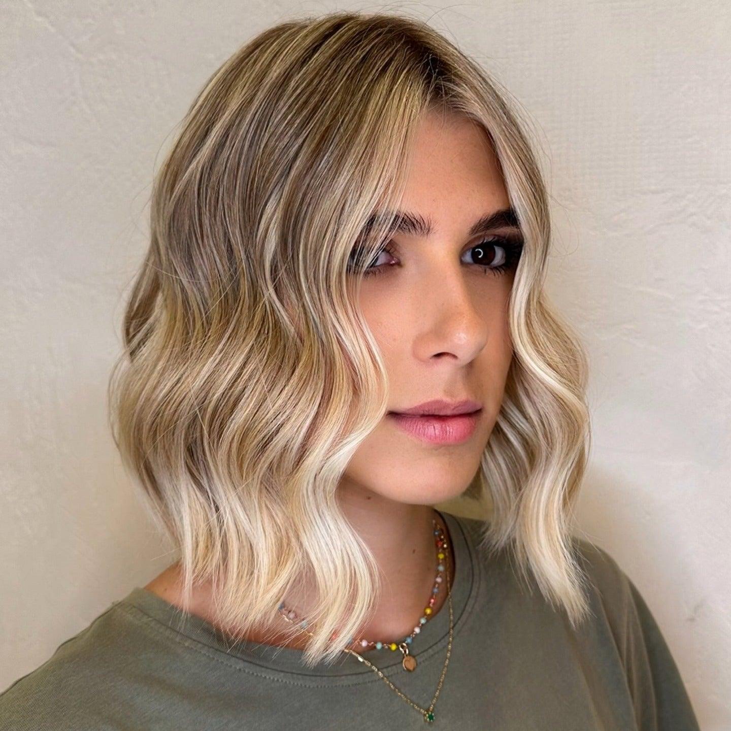 Carré wavy blond moderne lumineux