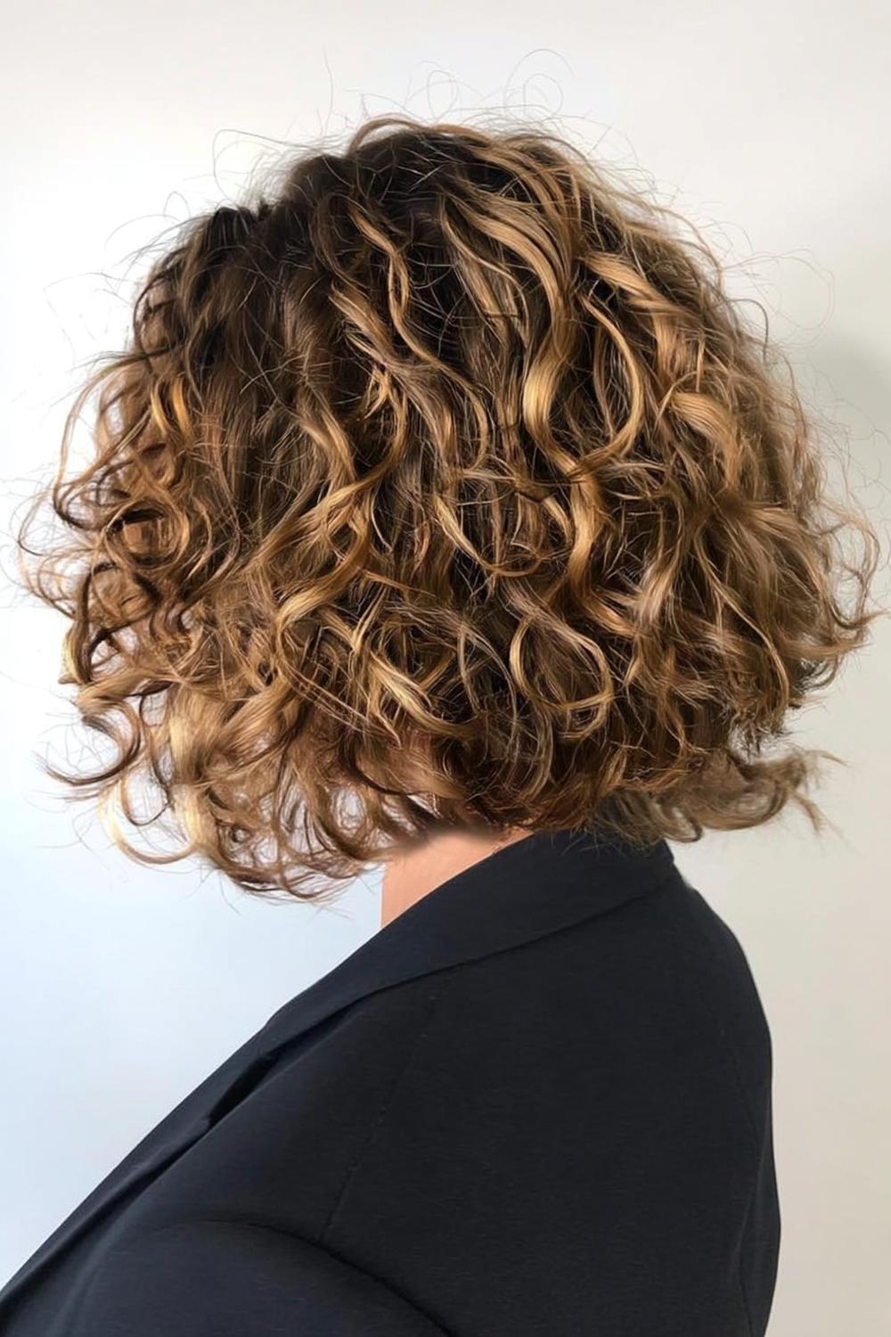 21 Coiffures Cheveux Bouclés Modernes et Inspirantes