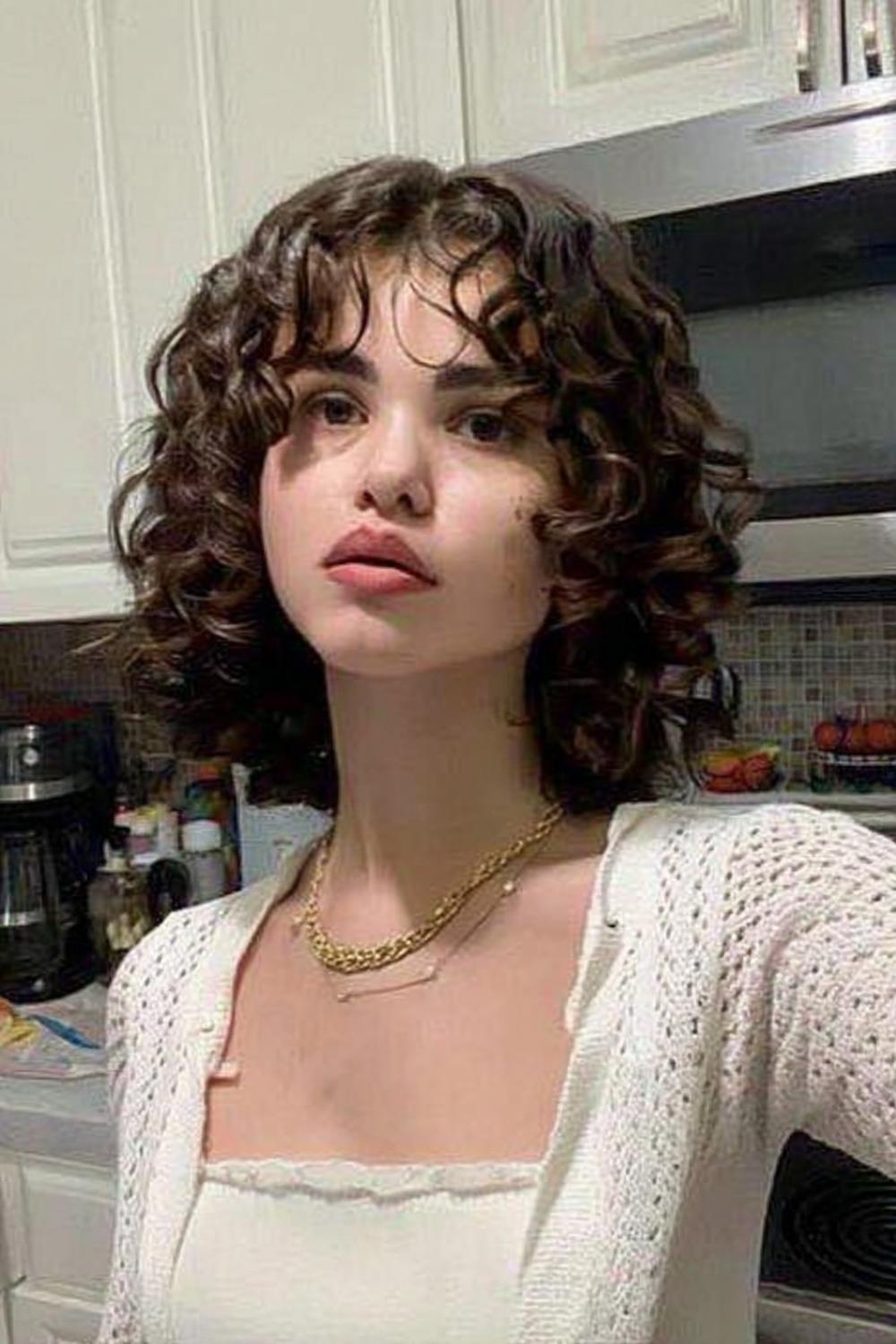 21 Coiffures Cheveux Bouclés Modernes et Inspirantes