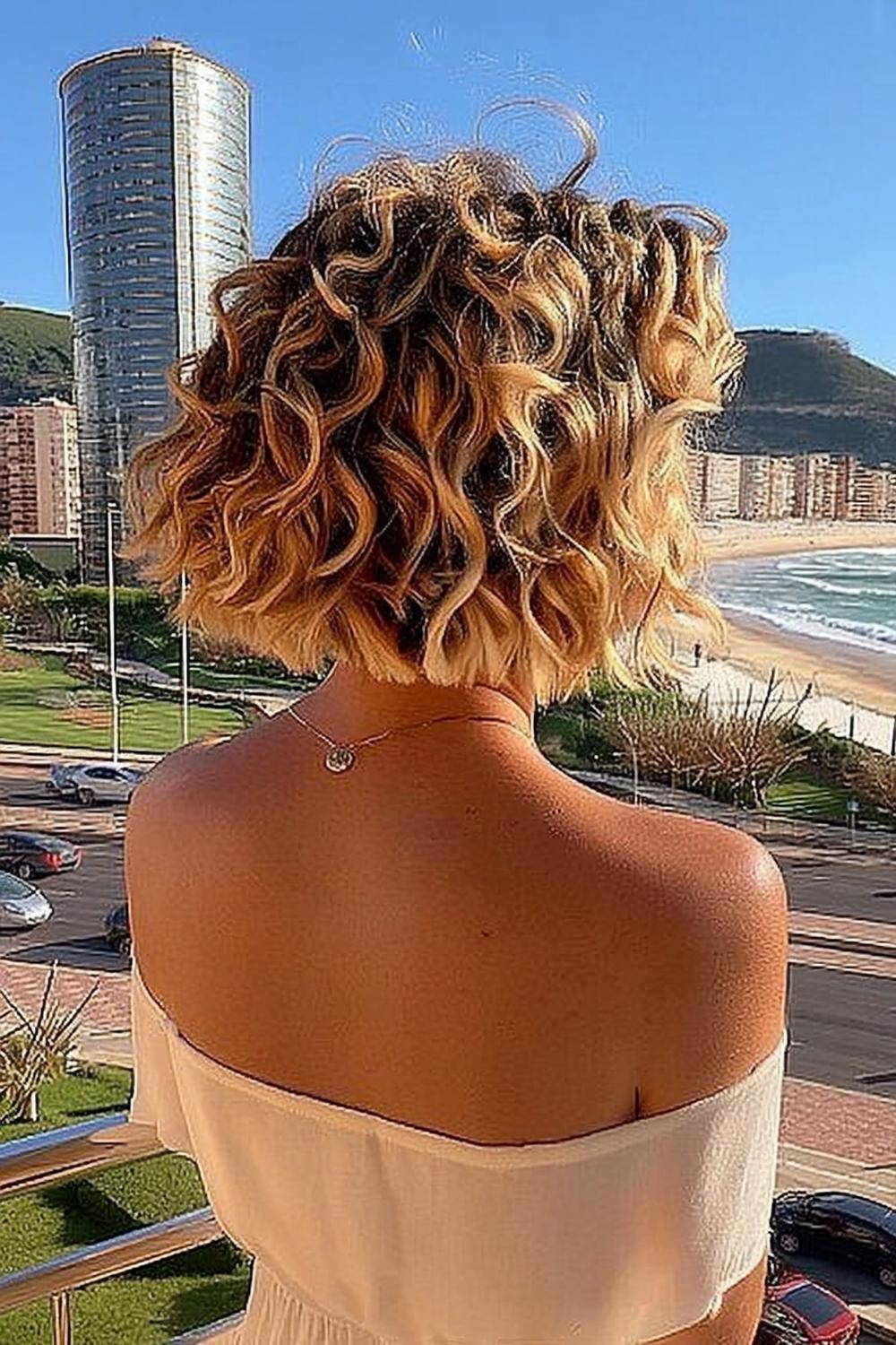 Éclat Doré Bouclé