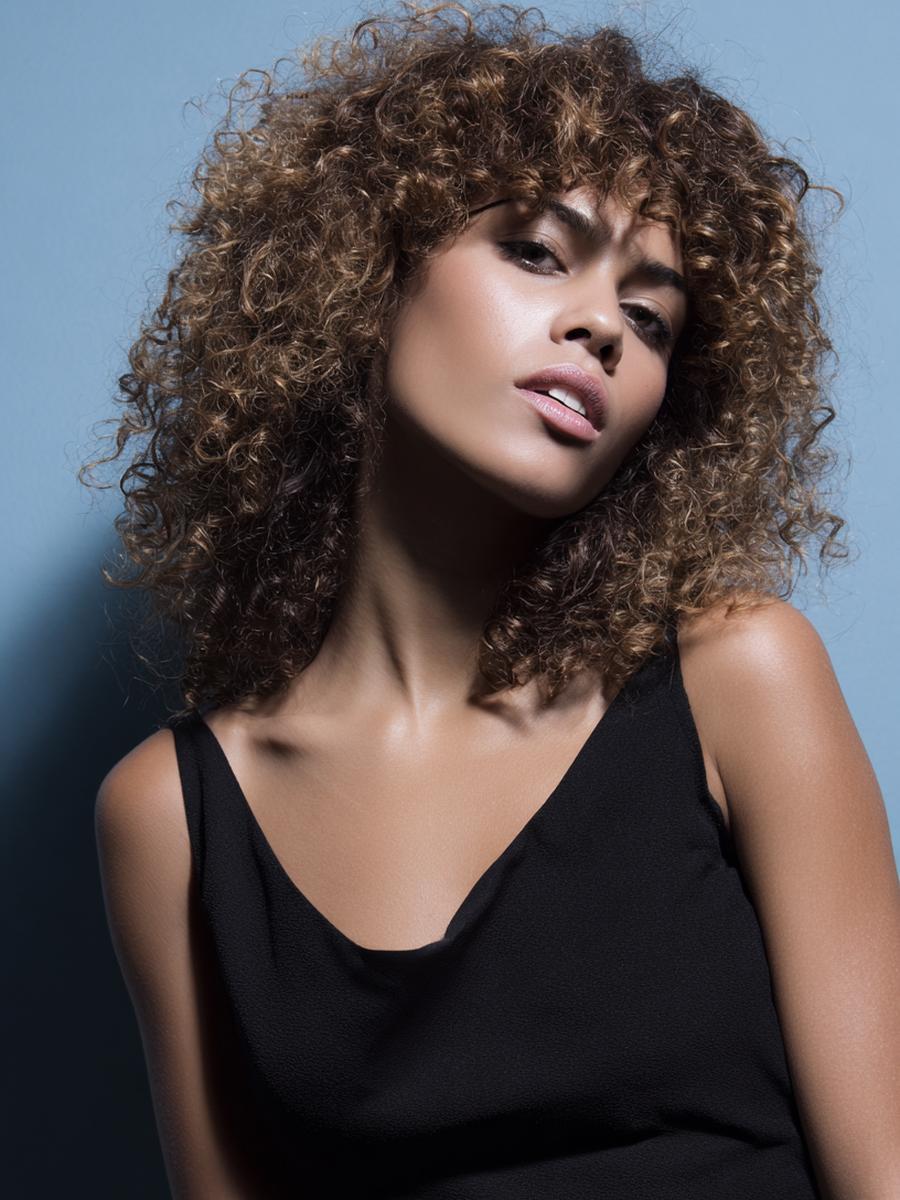 15. Frange étirée au leave-in pour Cheveux bouclés frange lisse et douceur au toucher