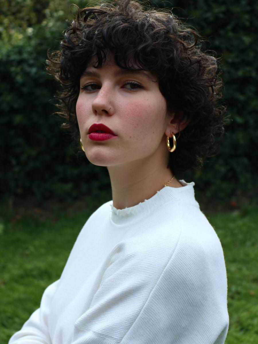 20. Frange courte courbée avec Cheveux bouclés frange courte et boucles en spirales