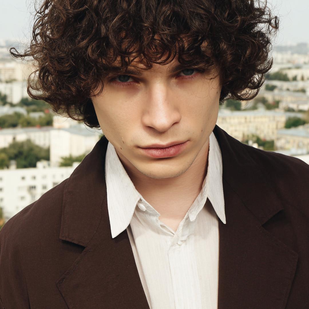 23. Frange vers l’avant pour Cheveux bouclés frange homme et effet jeune