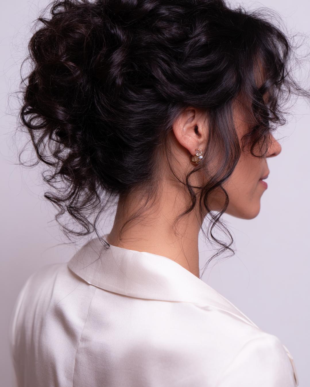 3. Chignon bas texturé avec Cheveux bouclés frange rideau et mèches libres