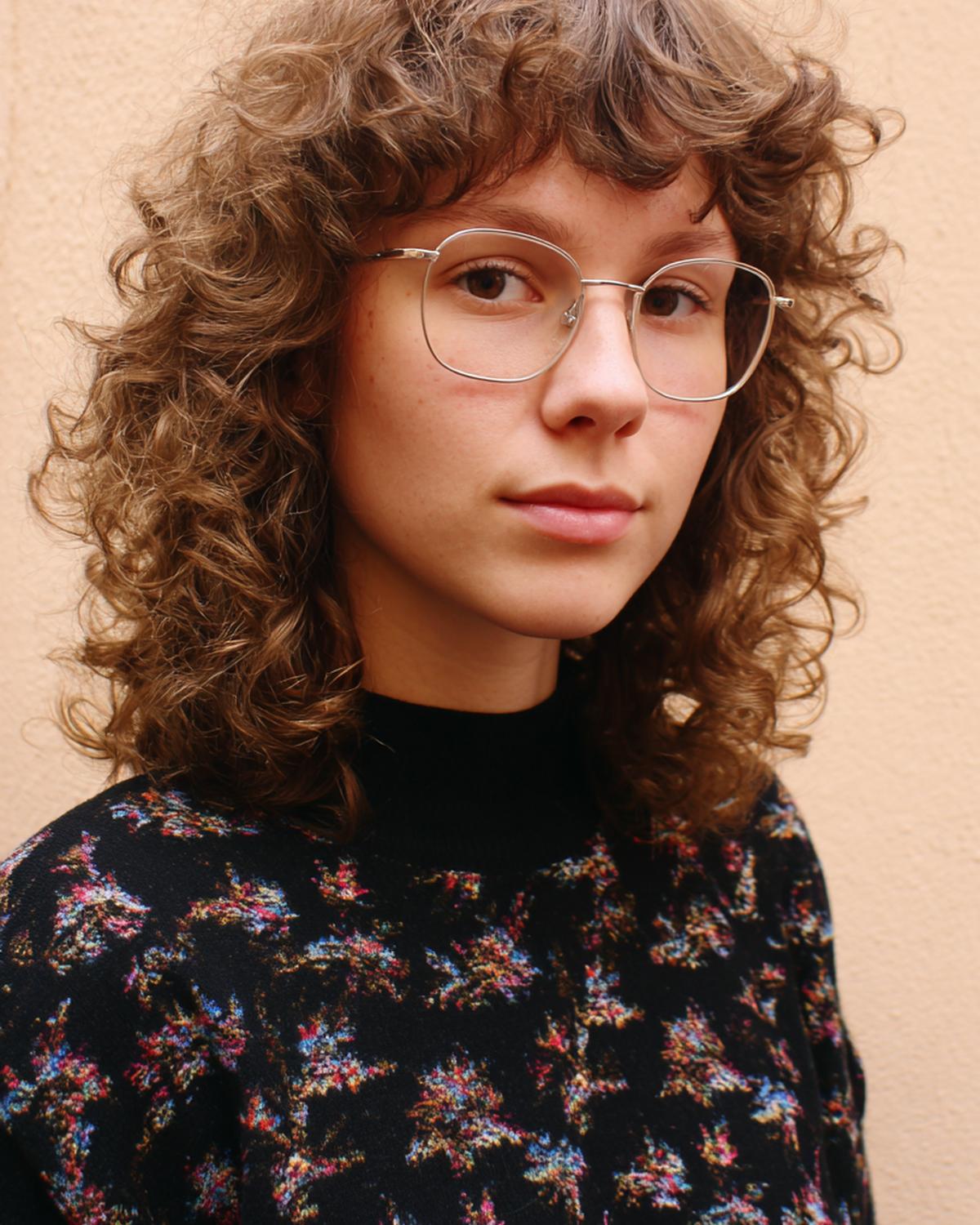 32. Frange latérale adaptée aux branches pour Cheveux bouclés frange lunettes et contour dégagé