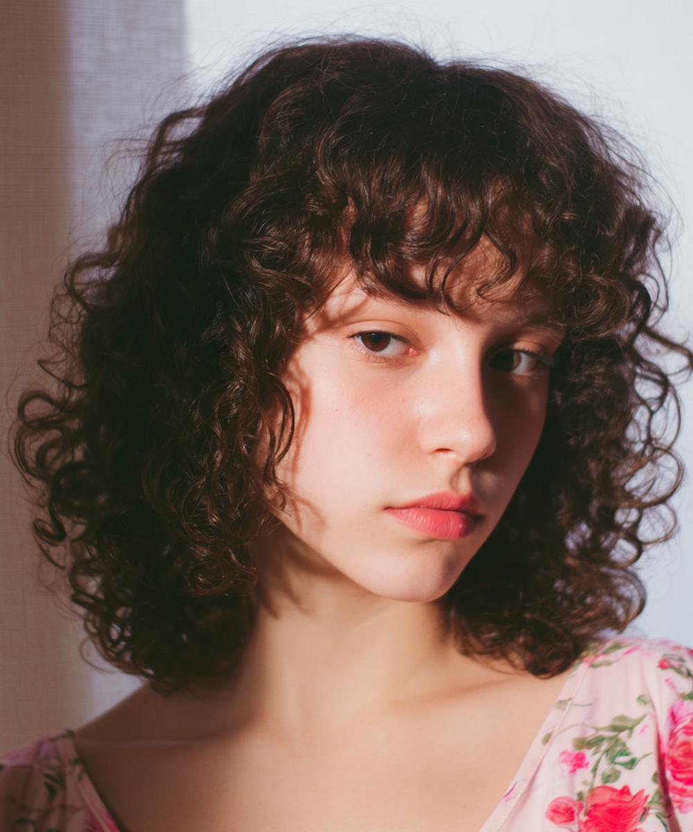 34. Frange droite bouclée contrôlée pour Cheveux bouclés frange droite et ligne claire