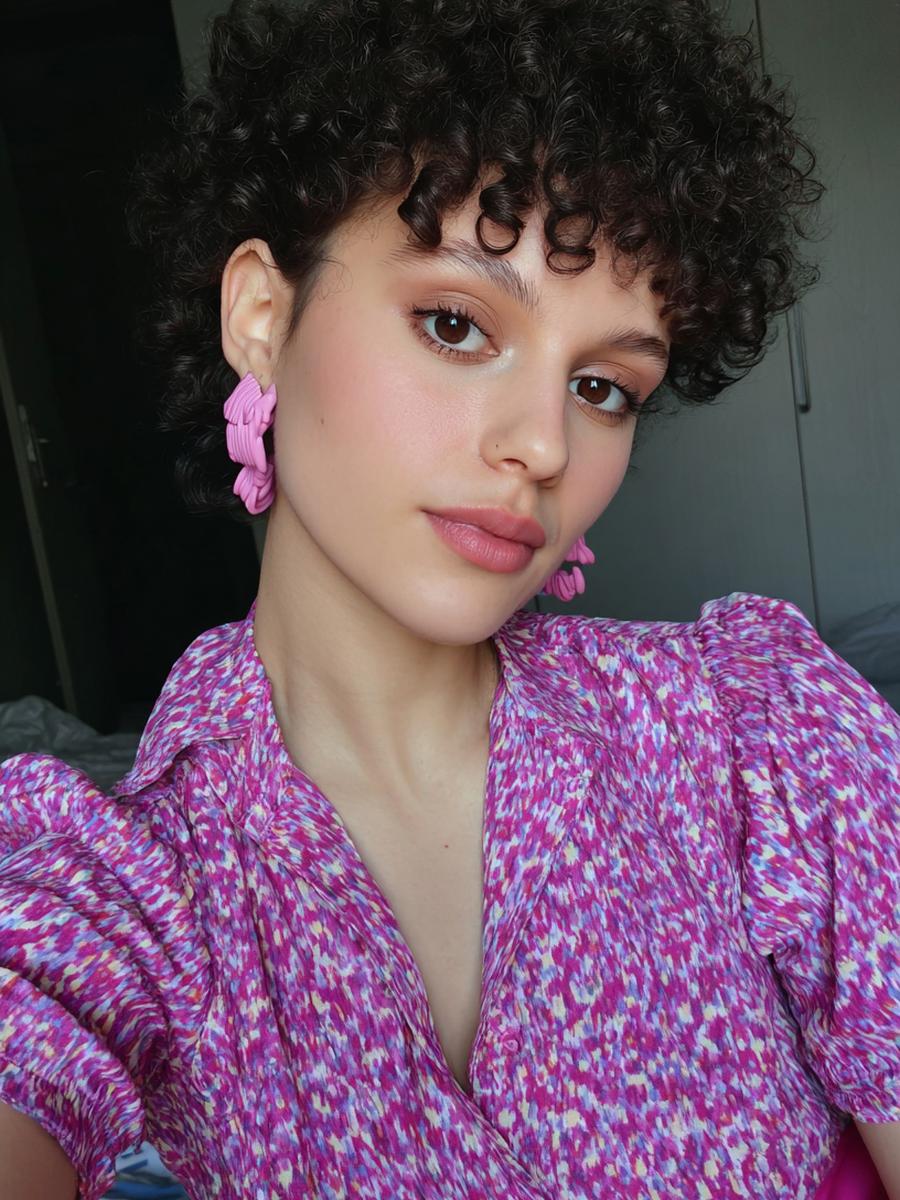 35. Frange droite courte et boucles serrées pour Cheveux bouclés frange droite et style audacieux