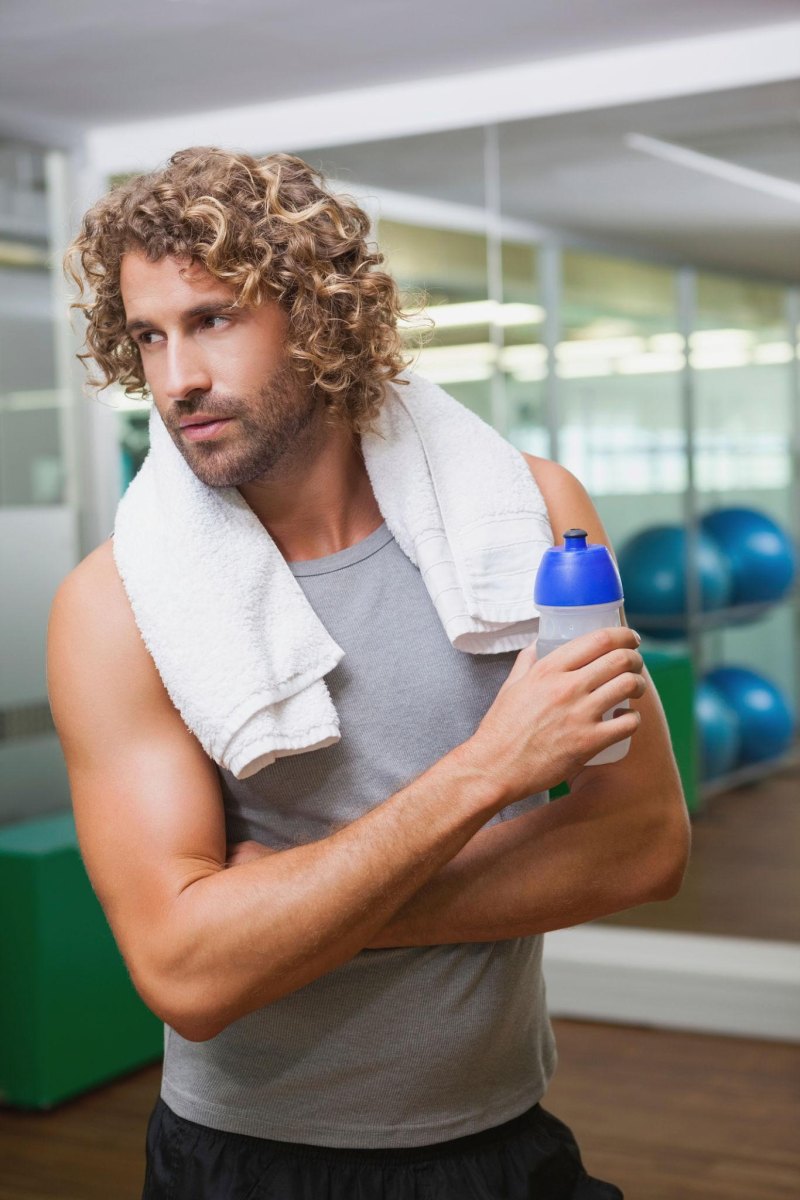 Homme cheveux bouclés après activité sportive