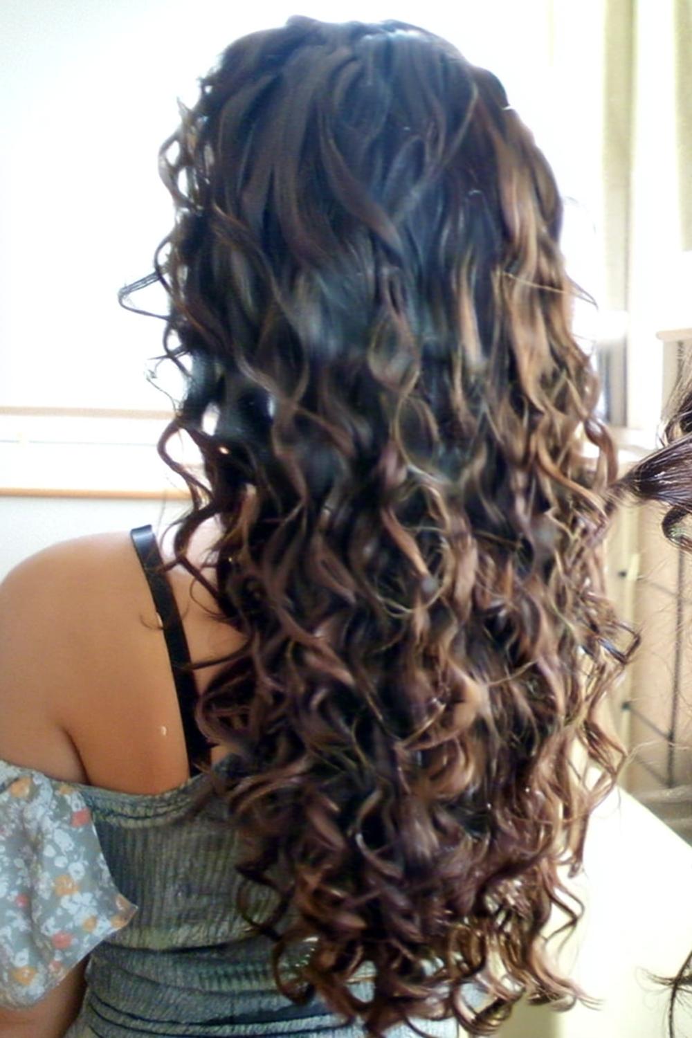 Cheveux Bouclés Longs : 27 Idées Coiffures Tendance