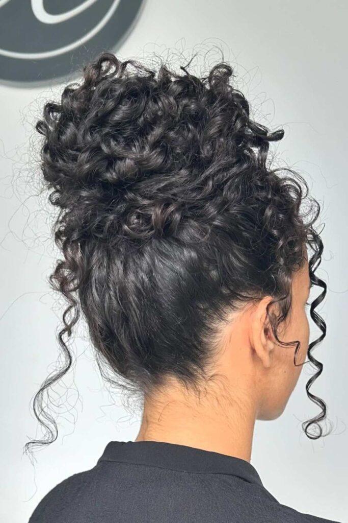 Chignon cheveux bouclés longs