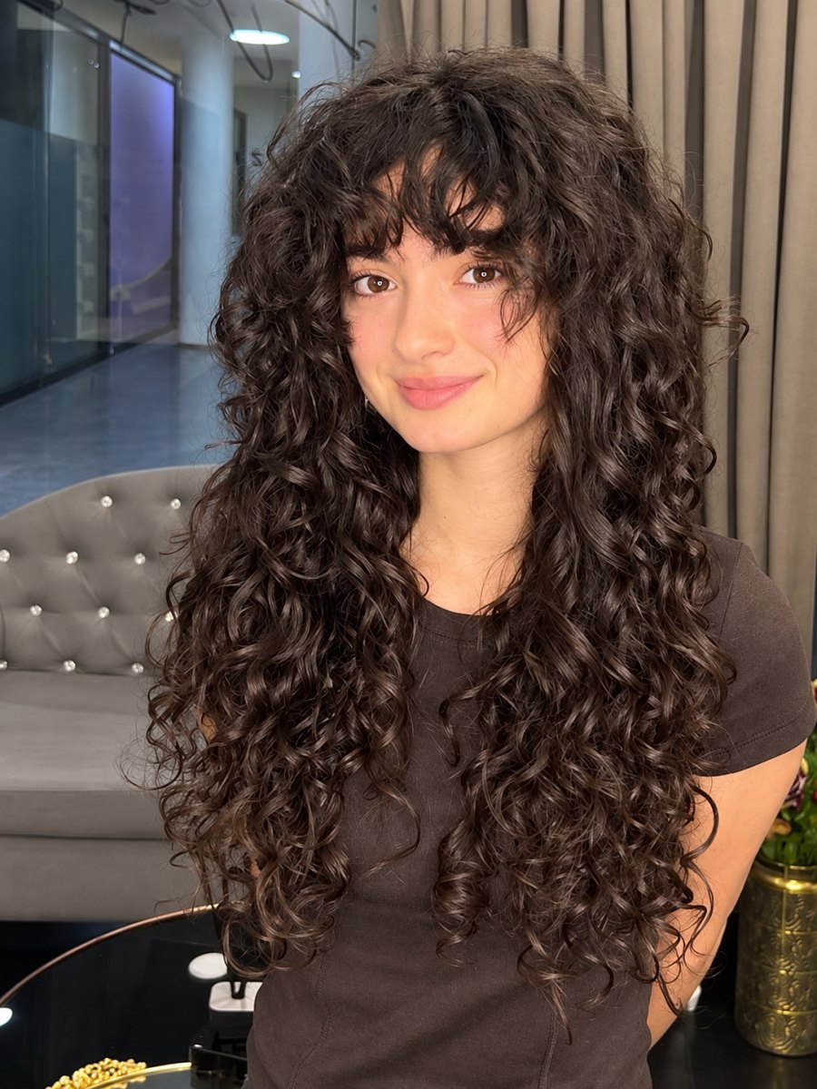 Cheveux bouclés longs idées coiffures et soins