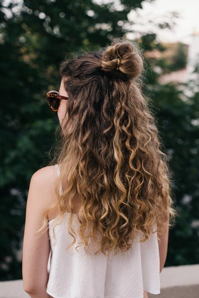 Coiffure quotidienne cheveux bouclés longs
