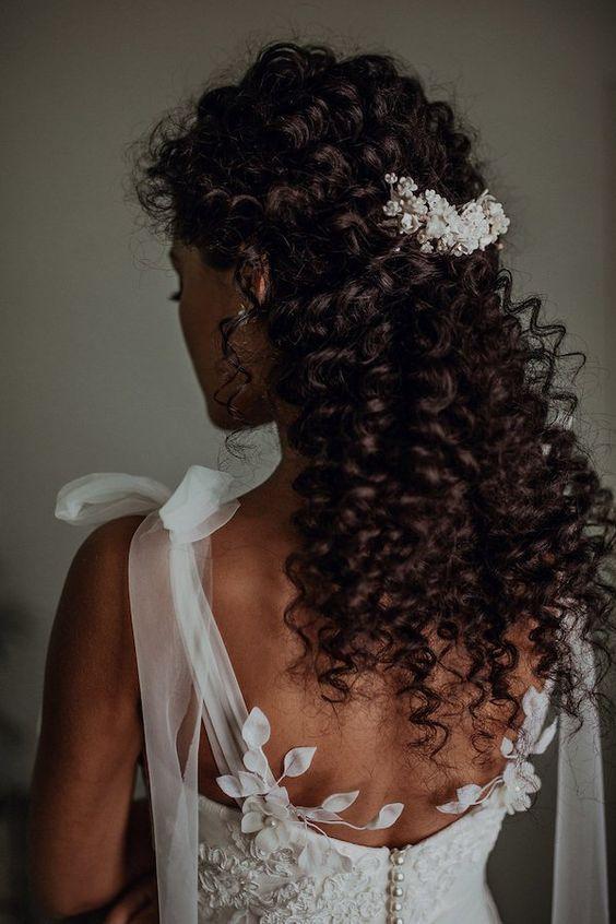 Coiffure mariage cheveux bouclés longs