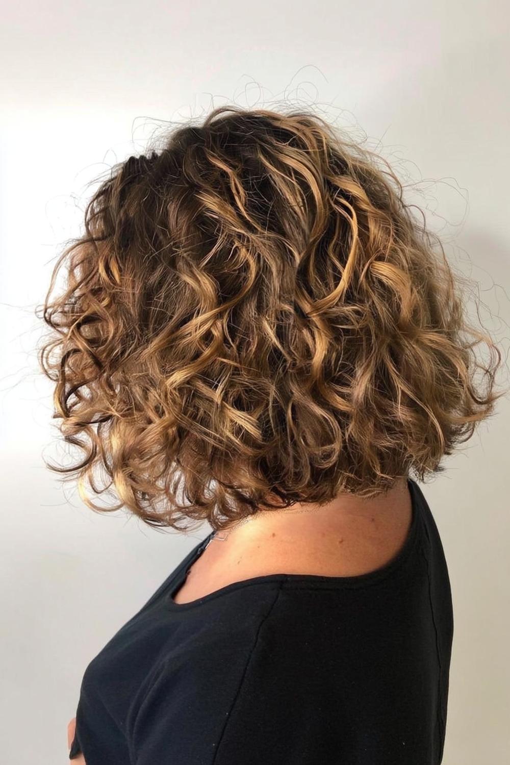 29 Cheveux bouclés mi-longs : Coupes et styles tendance