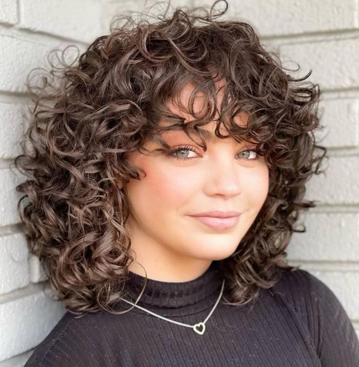 Frange bouclée sur cheveux mi longs