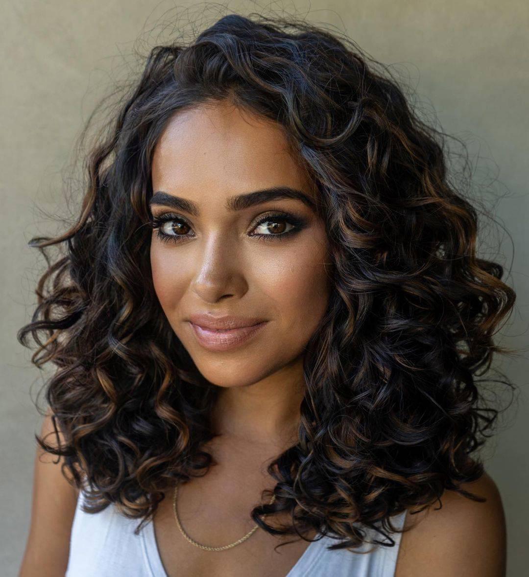 Raie milieu cheveux bouclés mi longs