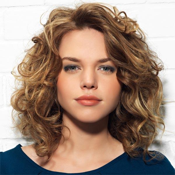 Cheveux bouclés mi longs visage ovale