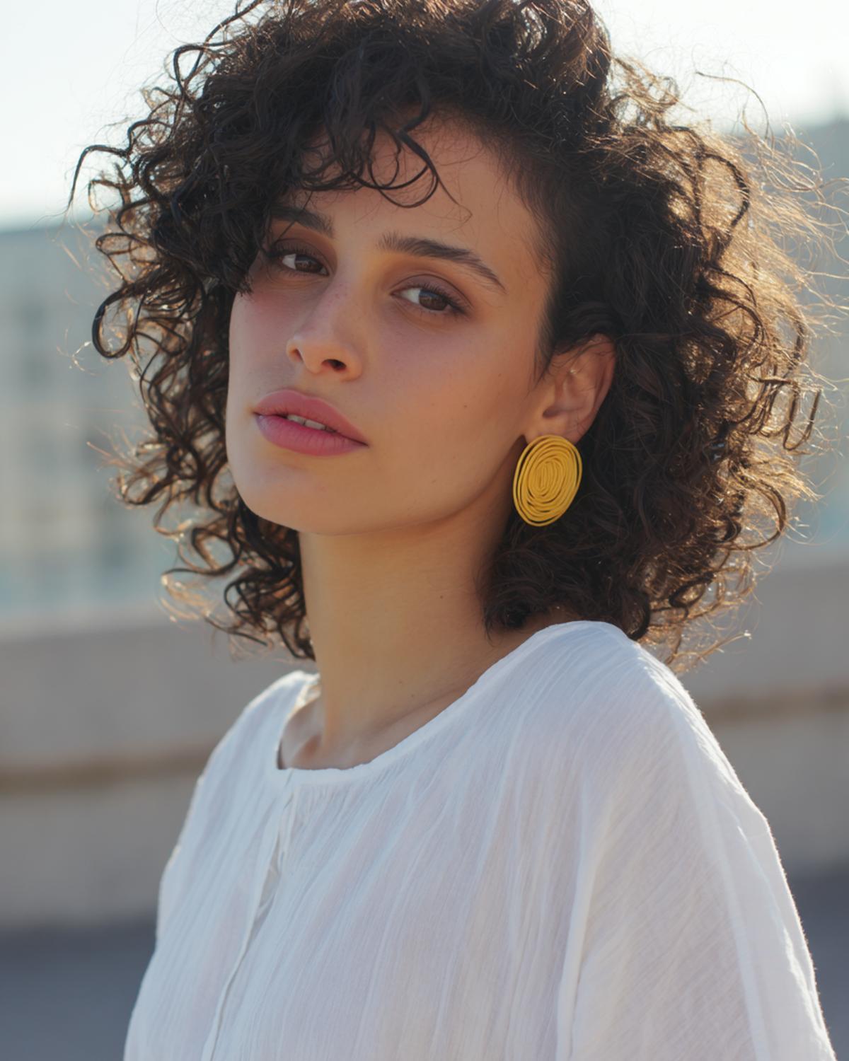 1. Définition lumineuse pour cheveux bouclés naturellement coiffure avec raie floue et baby hairs disciplinés