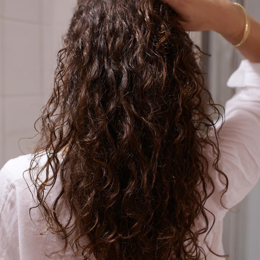 10. Lavage intelligent : comment avoir des cheveux boucles naturellement avec shampooing doux et démêlage sous eau