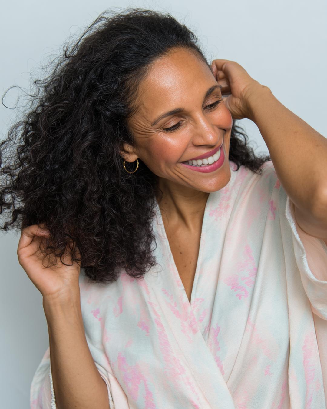 12. Contrôle des frisottis : comment avoir des cheveux boucles naturellement avec micro-plopping et serviette en fibre