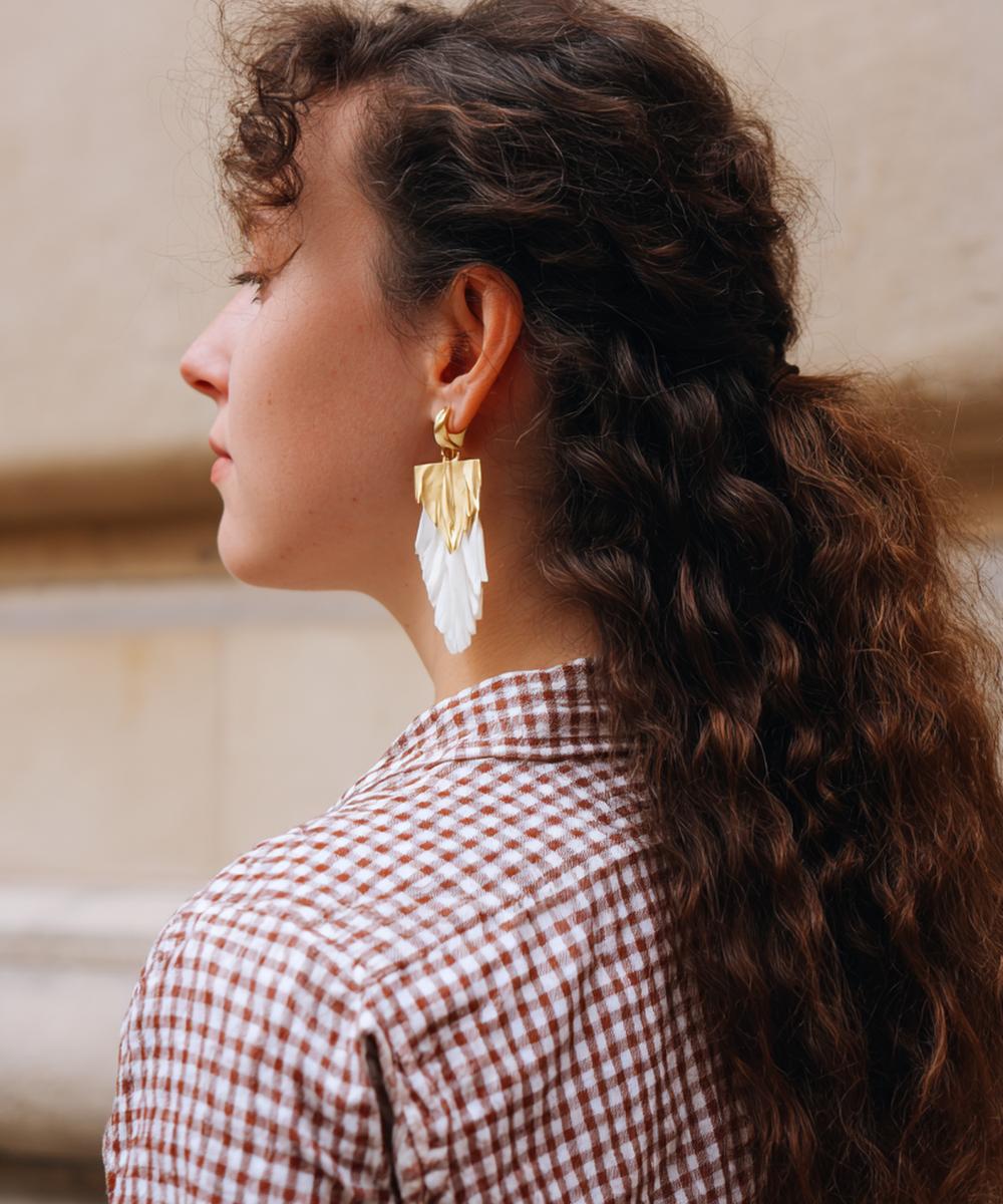 13. Torsades sans chaleur : boucles les cheveux naturellement avec deux brins et finition brillante