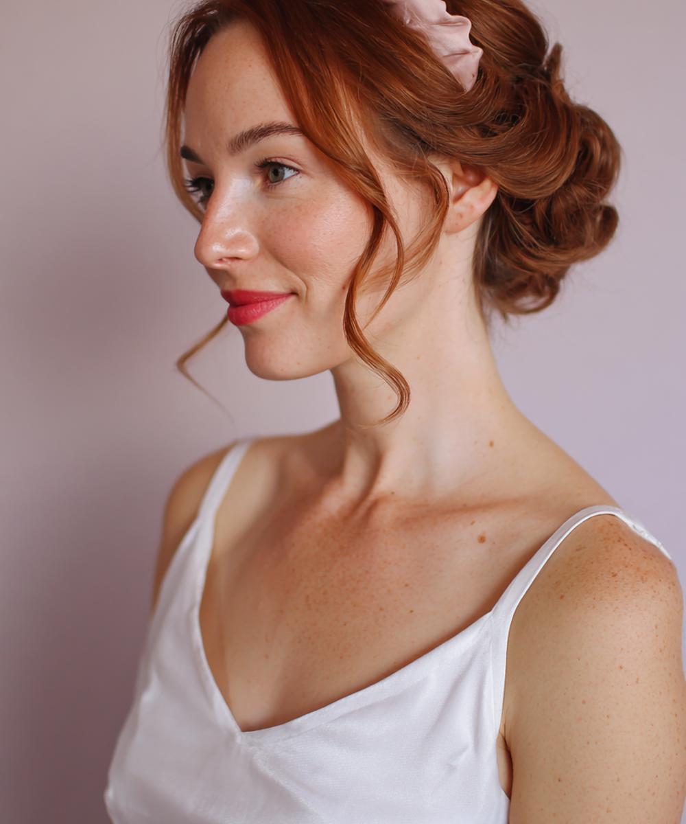 14. Chignon-boucle “heatless” : boucles les cheveux naturellement avec bandeau doux et raie centrale
