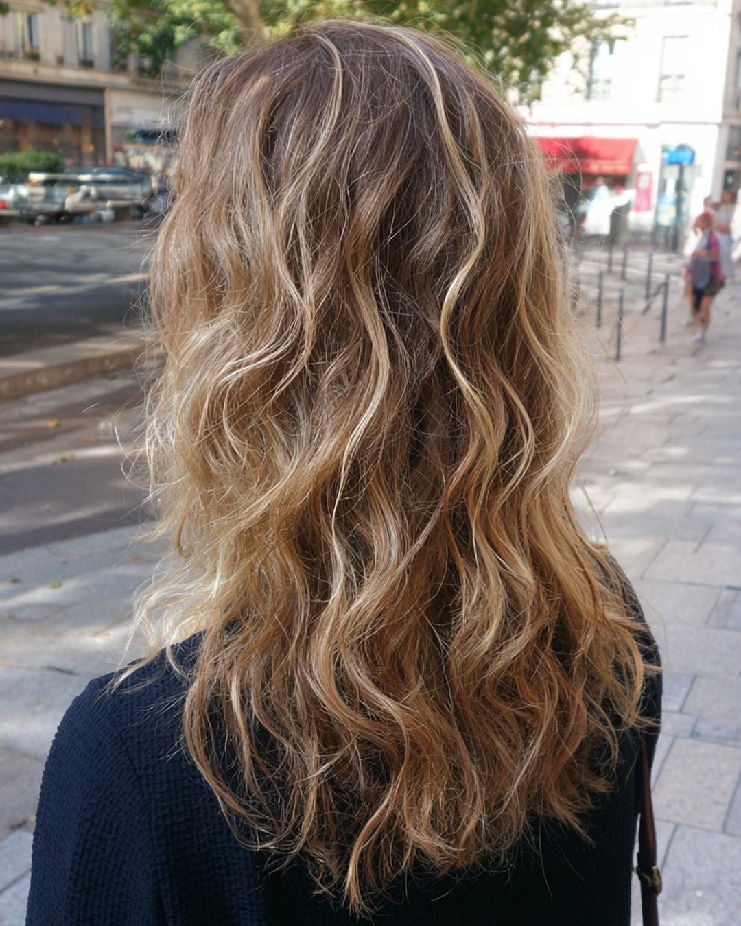 15. Tresses lâches du soir : boucles les cheveux naturellement avec ondulations effet plage et pointes souples