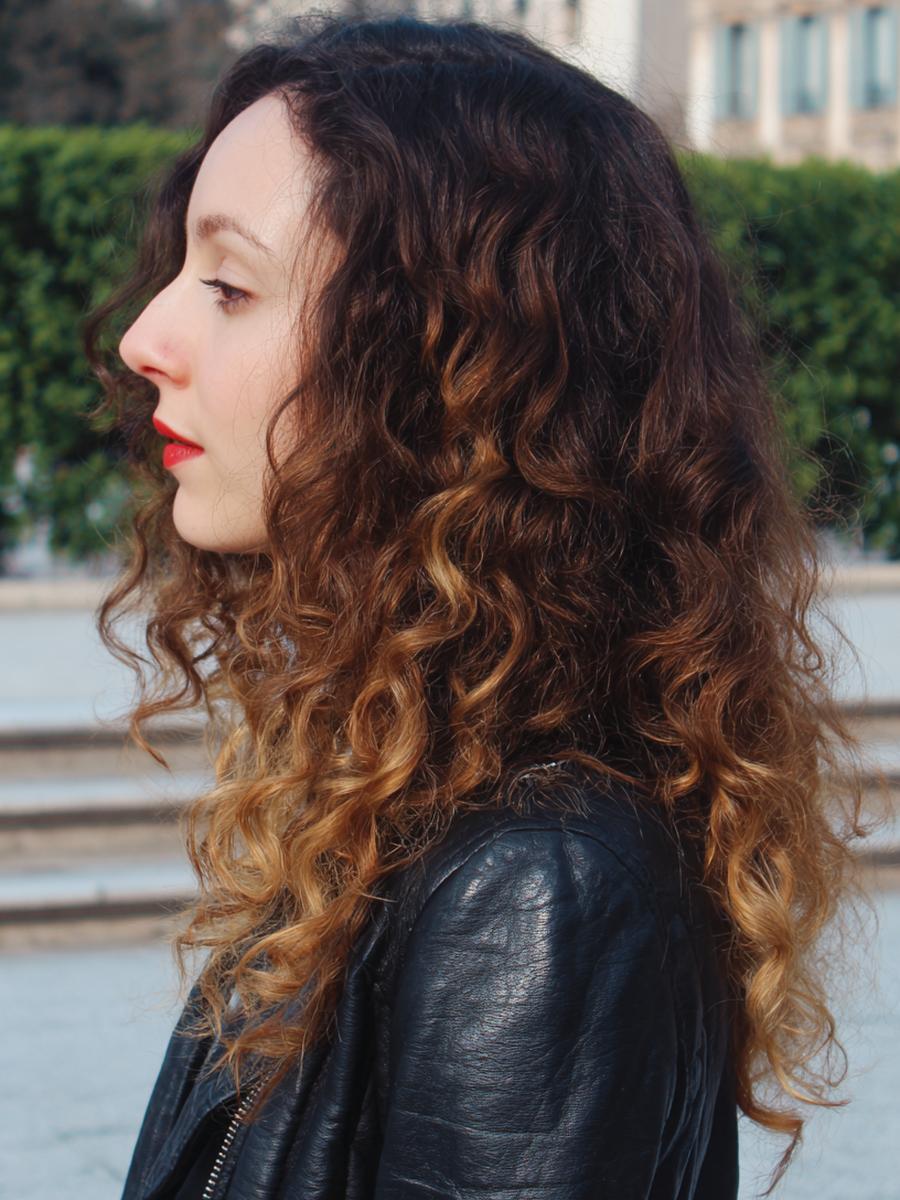 5. Dégradé doux pour cheveux bouclés naturellement long avec pointes aériennes et couronne volumineuse