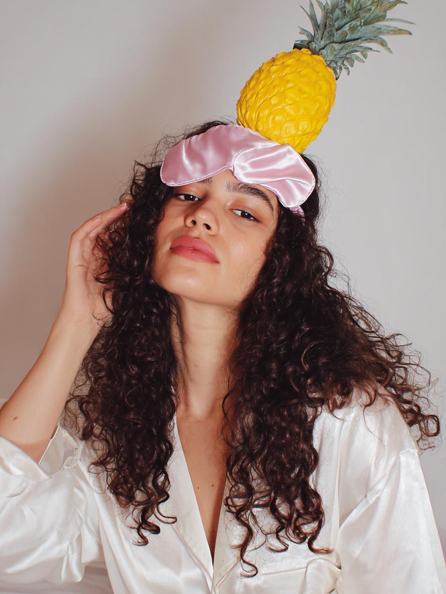 6. Routine de nuit pour cheveux bouclés naturellement long avec ananas haut et taie d’oreiller satin