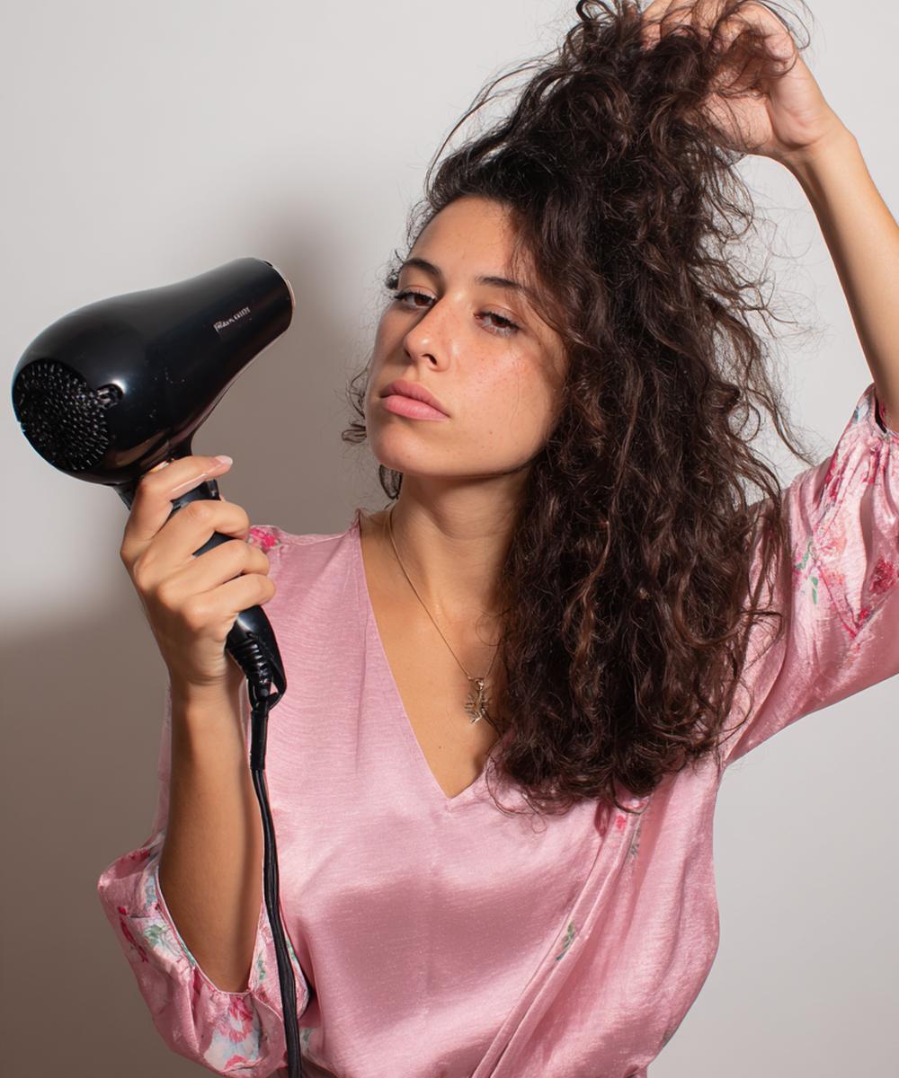 7. Séchage au diffuseur pour cheveux bouclés naturellement long avec racines décollées et boucles bien serrées
