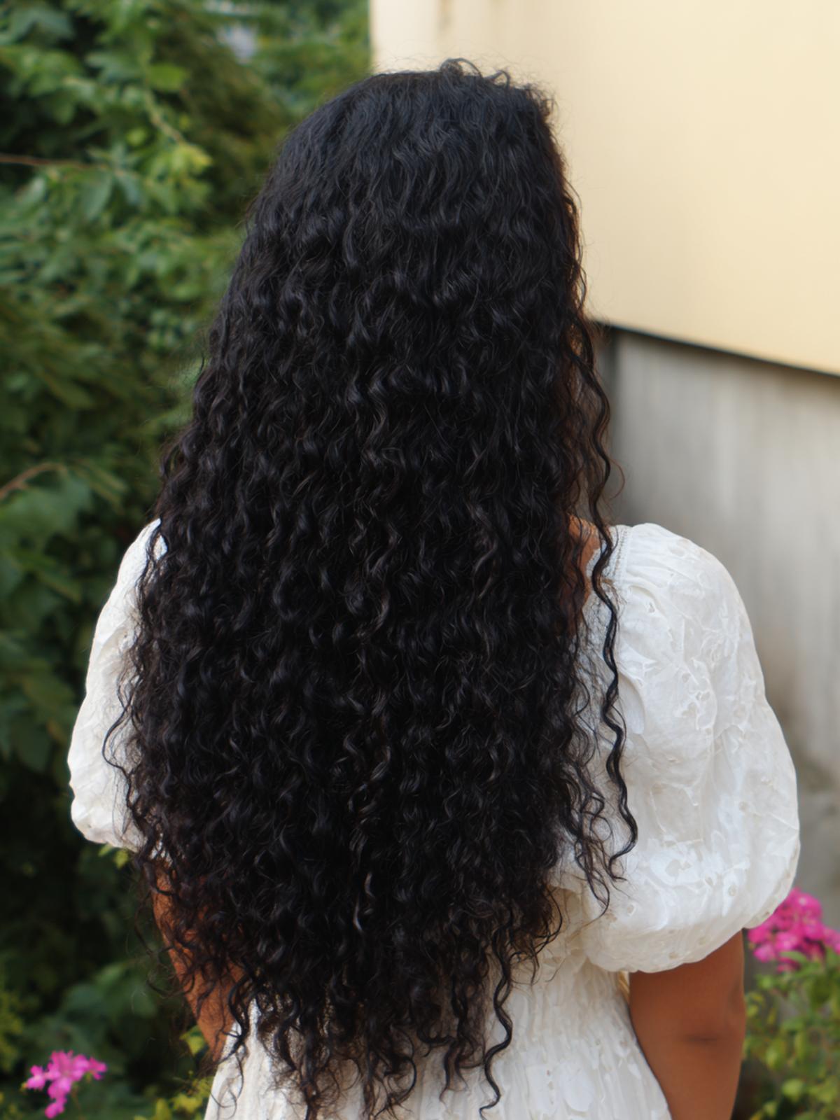 8. Brillance sur cheveux bouclés naturellement long avec définition en rubans et pointes nourries