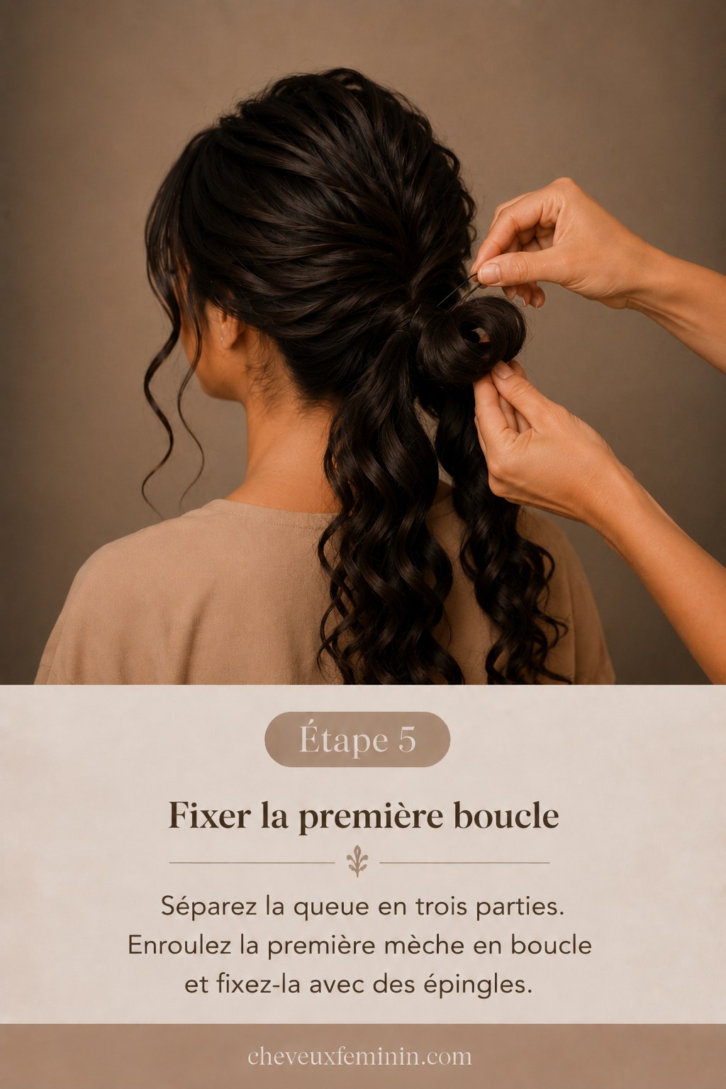 Première mèche bouclée enroulée et épinglée pour construire le chignon bas bouclé mariage